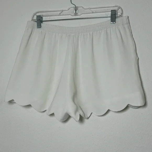 The Impeccable Pig White Scalloped High Waist Shorts With Elastic on Waist - Picture 3 of 11